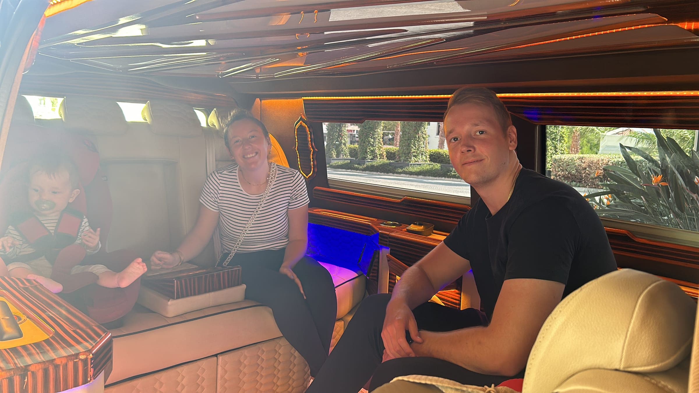 VIP araçta mutlu bir aile