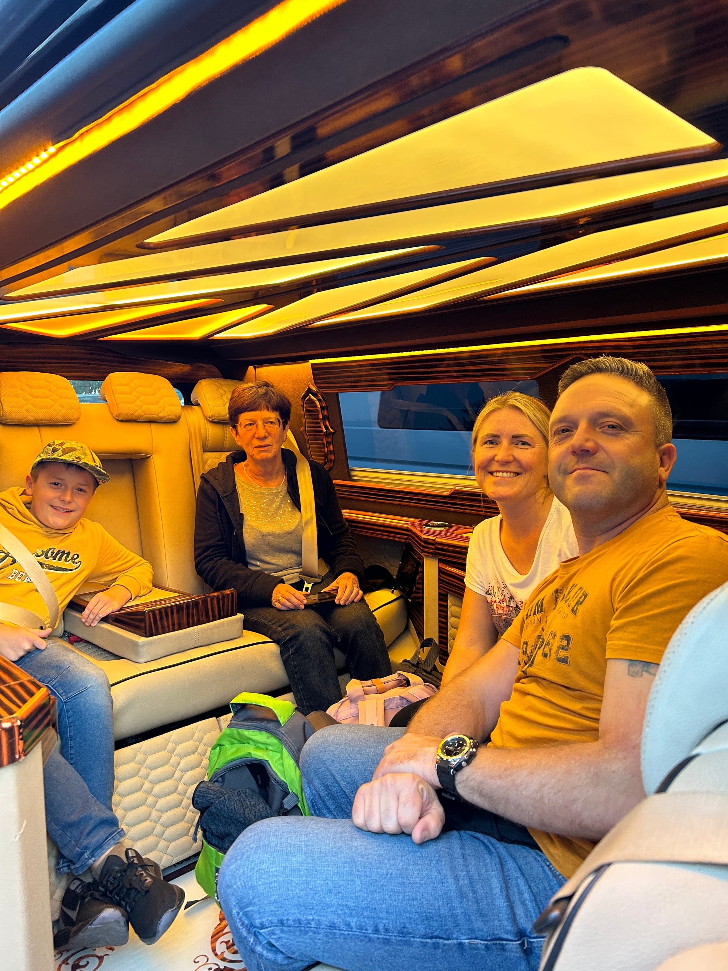 VIP araçta aile yolculuğu